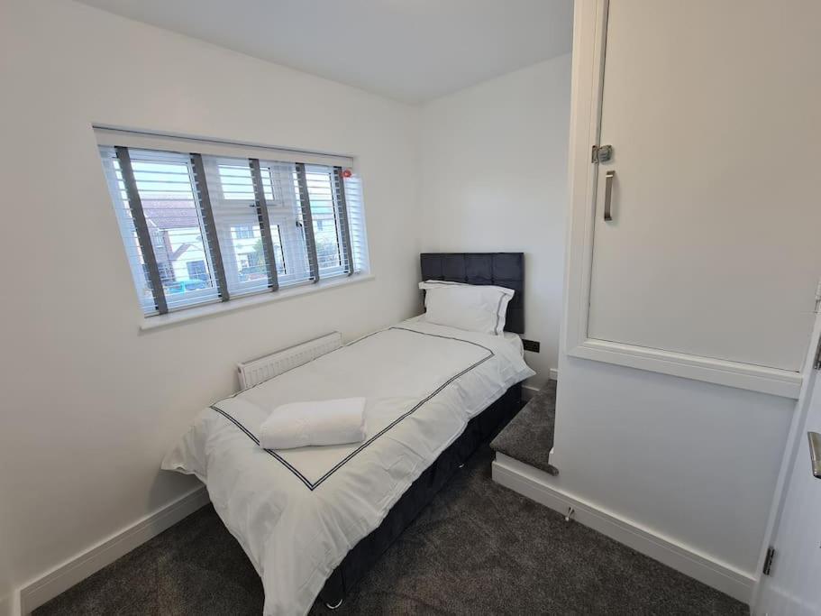 Elm Park Cheerful 4-Bedroom Holiday Home Hornchurch Exterior foto