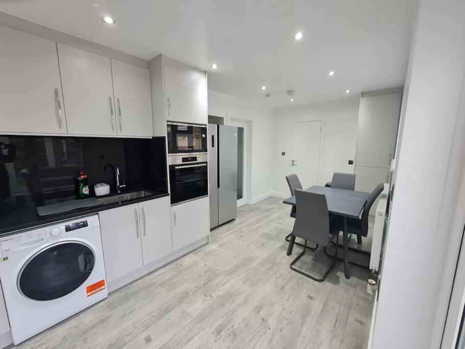 Elm Park Cheerful 4-Bedroom Holiday Home Hornchurch Exterior foto