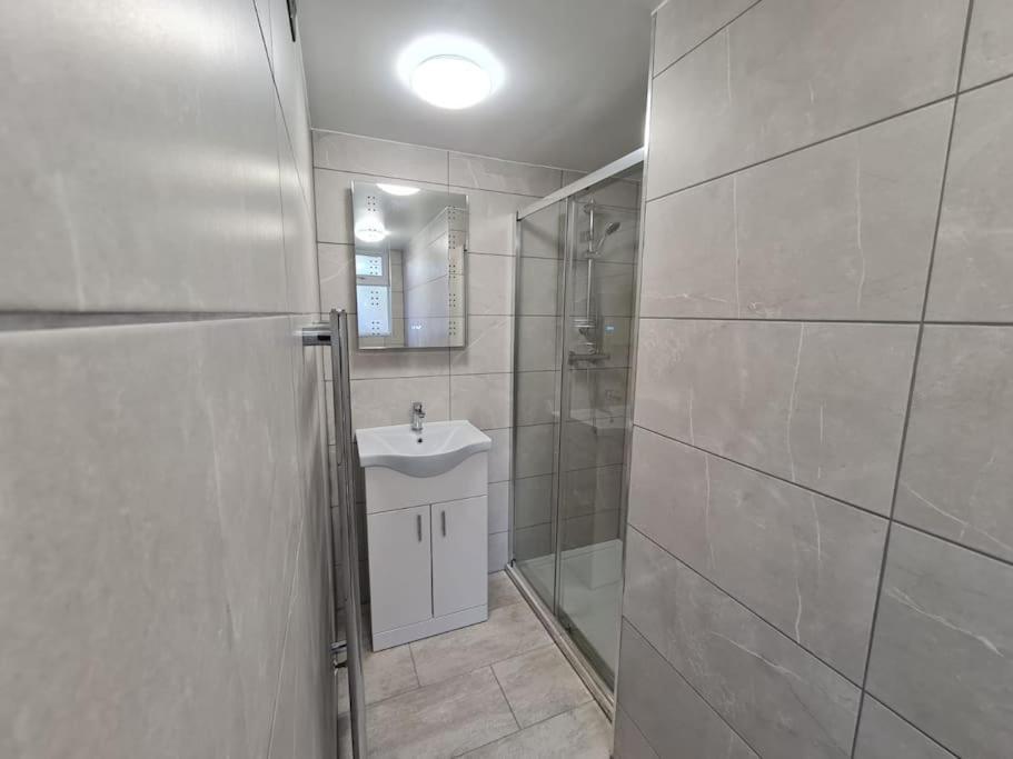 Elm Park Cheerful 4-Bedroom Holiday Home Hornchurch Exterior foto